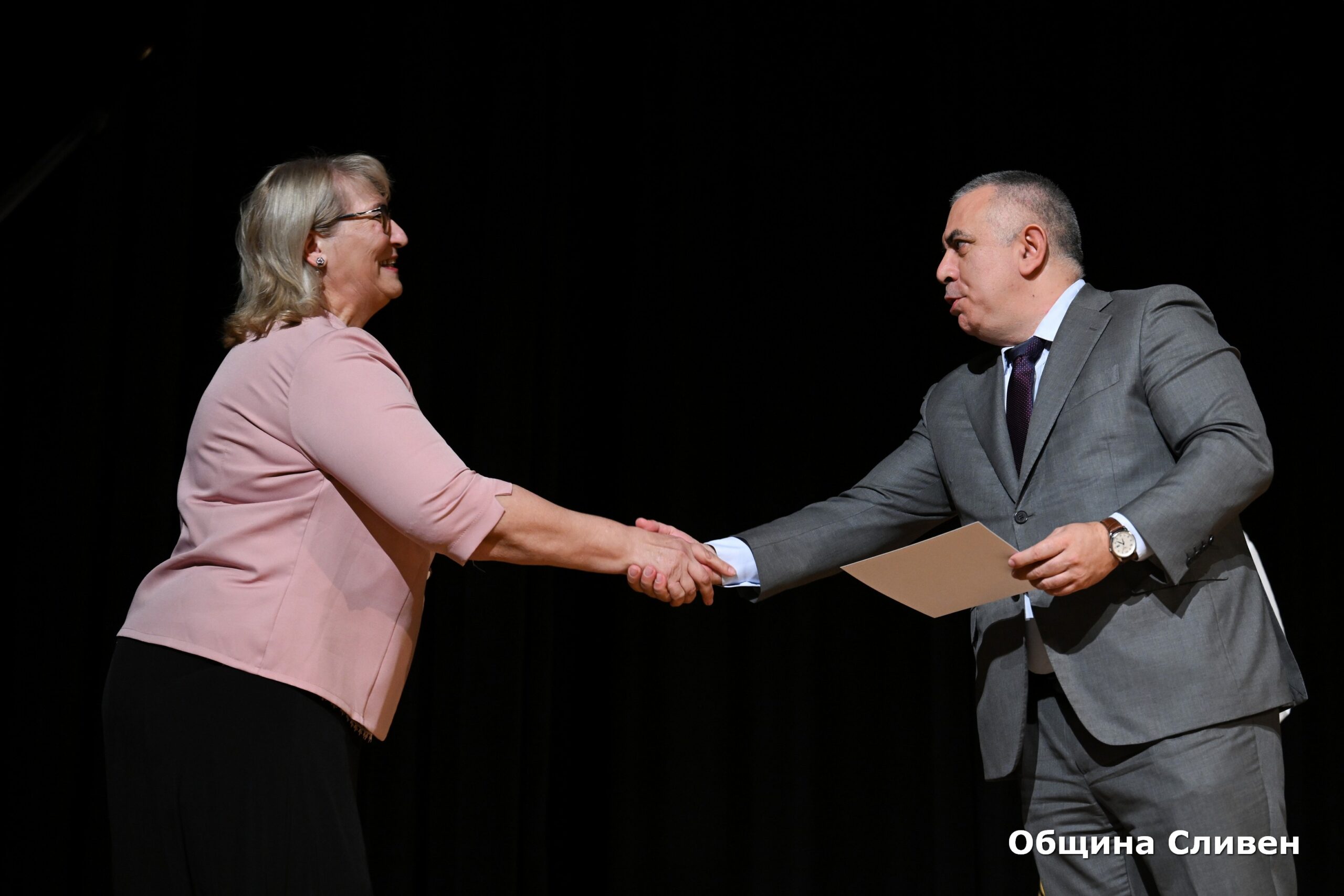 Директор на годината obshtina sliven otlichi pedagozi nagradite uch 8 2026 новините от българия община сливен отдаде почит на хората, които всеки ден изграждат бъдещето на децата – учителите и директорите. За... Община сливен отличи педагози с наградите за учител и директор на годината 2026 българия новините balgarianovinite. Com 2026-10-07 09:25:20 директор на годината община сливен отличи педагози с наградите за учител и директор на годината 2026 информационна агенция за разследваща журналистика и разследващ репортаж бургас, българия