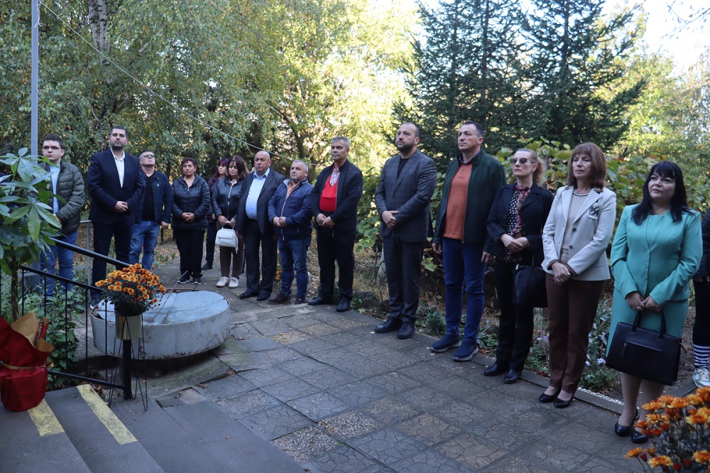 Хора в нови otkriha renoviraniya dom stari hora novi pazar 1 2026 новините от българия напълно реновираният дом за стари хора в нови пазар беше официално открит на 21 октомври. След обновяването сградата... Откриха реновирания дом за стари хора в нови пазар 2026 българия новините balgarianovinite. Com 2026-10-22 09:51:25 хора в нови откриха реновирания дом за стари хора в нови пазар 2026 информационна агенция за разследваща журналистика и разследващ репортаж бургас, българия