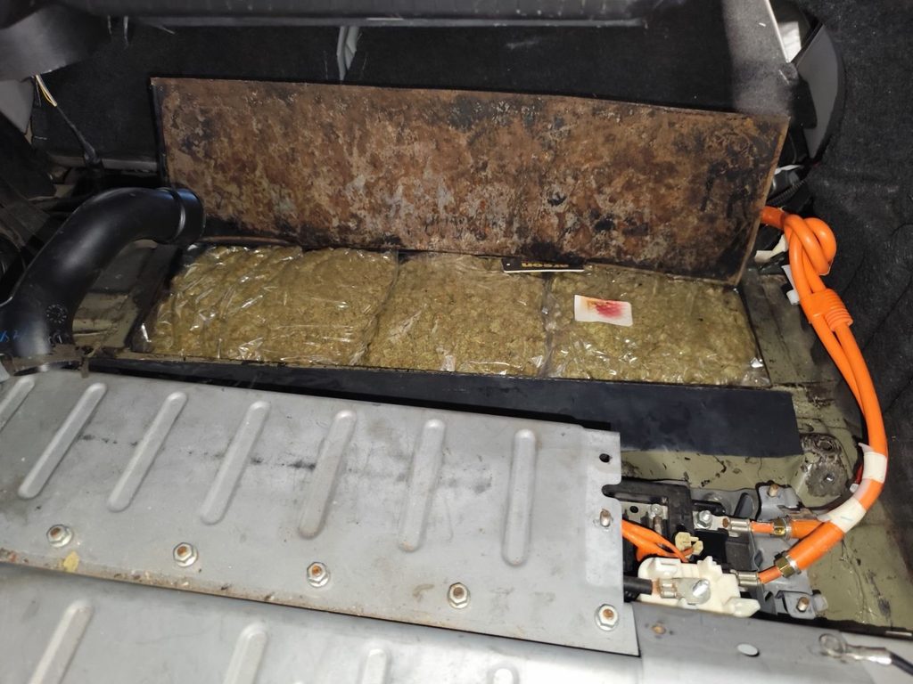 Пакети с марихуана paketi marihuana otkriti pod bateriyata lek av 1 2026 новините от българия при съвместна операция на гдбоп и агенция “митници” са задържани двама мъже пакети с марихуана са открити под... Пакети с марихуана са открити под батерията на лек автомобил на гкпп „капитан андреево“ 2026 българия новините balgarianovinite. Com 2026-10-19 14:34:26 пакети с марихуана пакети с марихуана са открити под батерията на лек автомобил на гкпп „капитан андреево“ 2026 информационна агенция за разследваща журналистика и разследващ репортаж бургас, българия