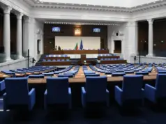 Парламентът отхвърли по-високи минимални заплати за лекарите 2026 Парламентът отхвърли по-високи минимални заплати за лекарите 2026