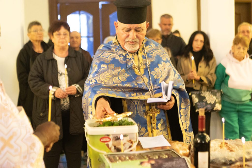 pitka dve svinski kebapcheta Питка с две свински кебапчета и лютеница, поднесена в златиста хлебна питка с аромат на скара на дървени въглища в Бургас днес pitka dve svinski kebapcheta