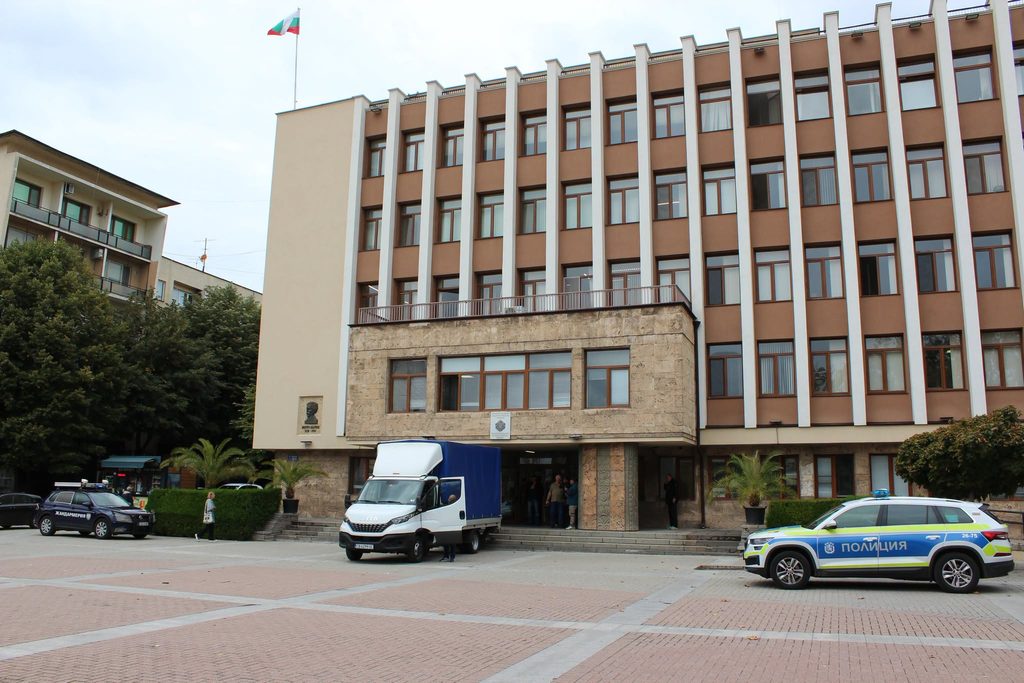 С полиция и под ключ: Специалната хартия за вота вече е в Областна администрация Хасково 2026