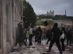 Протестиращите във Франция плячкосват магазини 2026 Протестиращите във Франция плячкосват магазини 2026