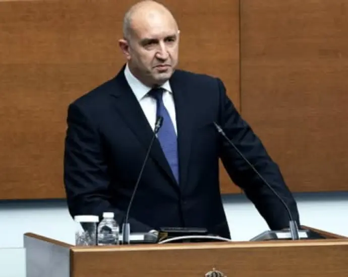 Радев: „Лукойл“ е осигурен със суровина до средата на декември, място за паника няма 2026