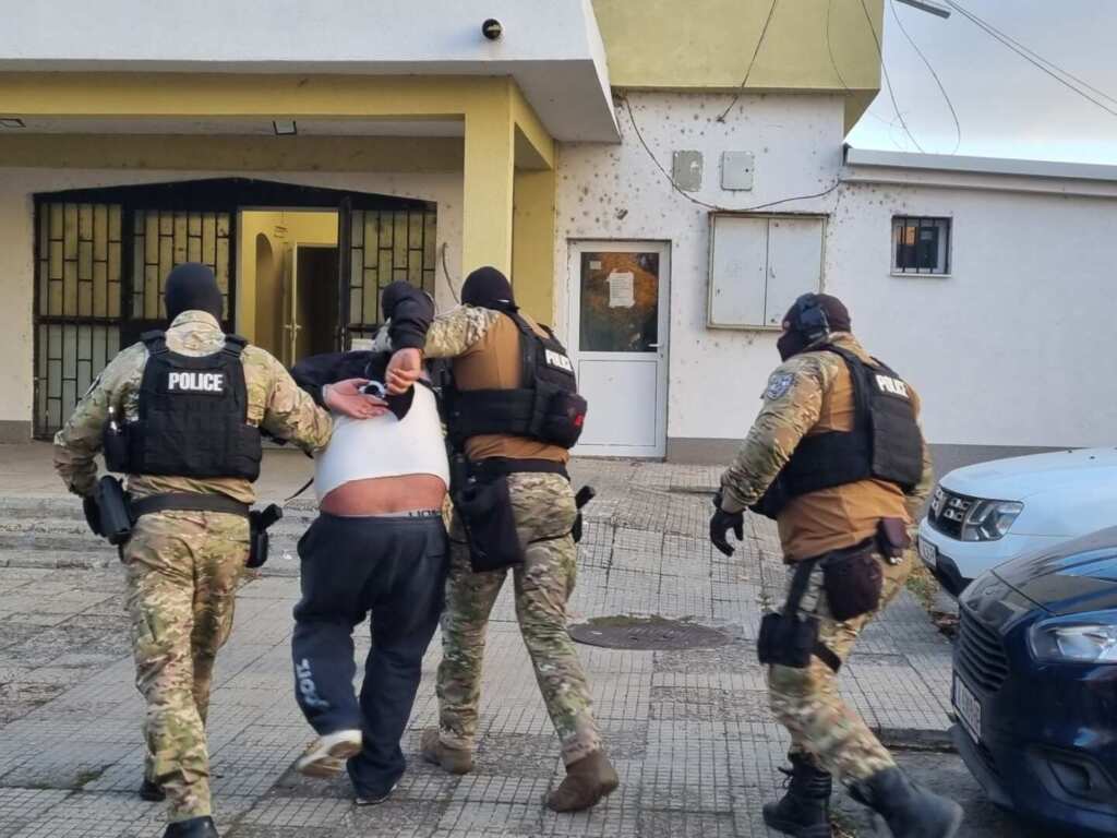 Разбиха нарколаборатория при акция срещу купения вот в Бургас, изведоха собственика ѝ с белезници /снимки/ 2026