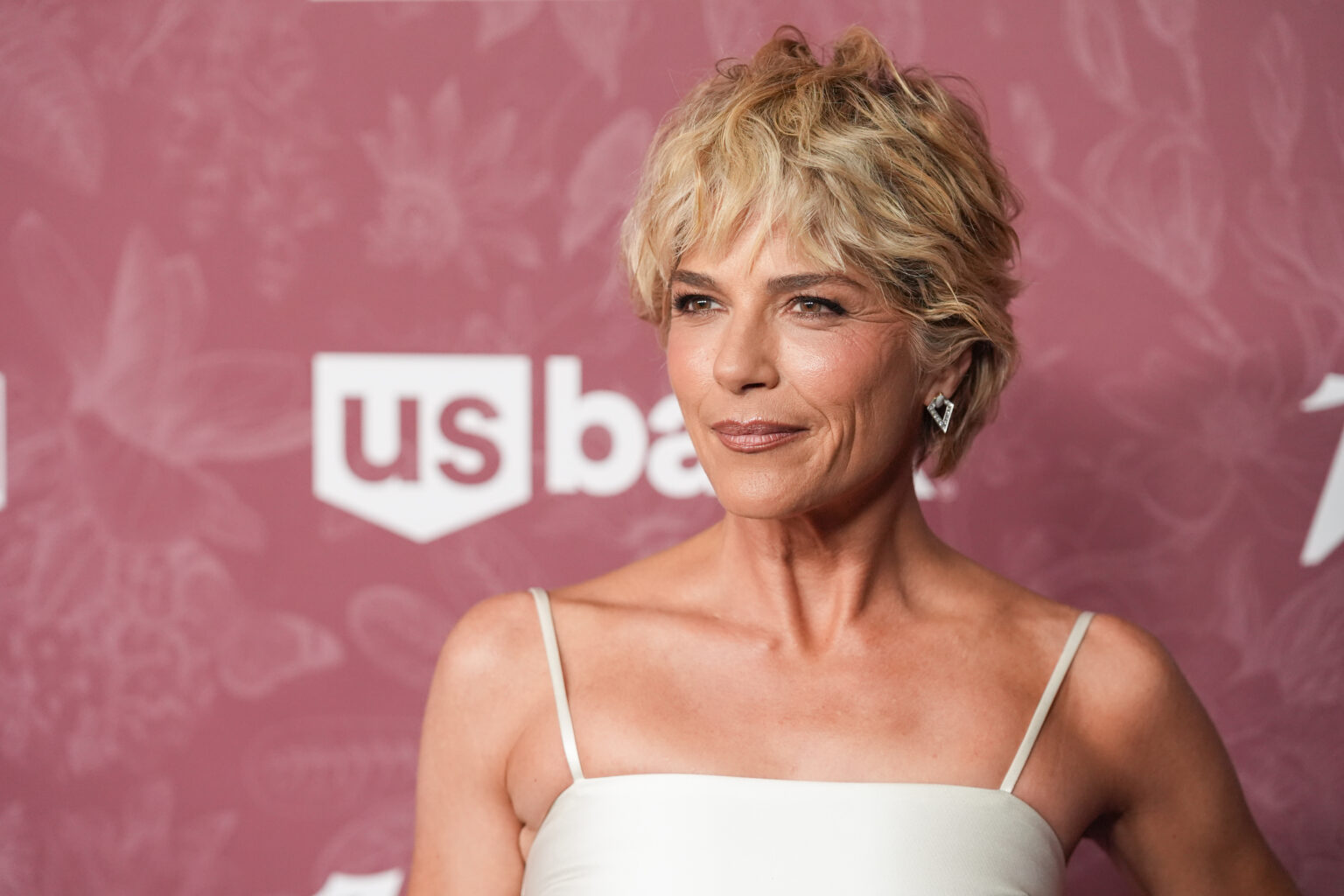 Report: selma blair arrested after biting flight attendants, attempting to open plane door mid-air 2026