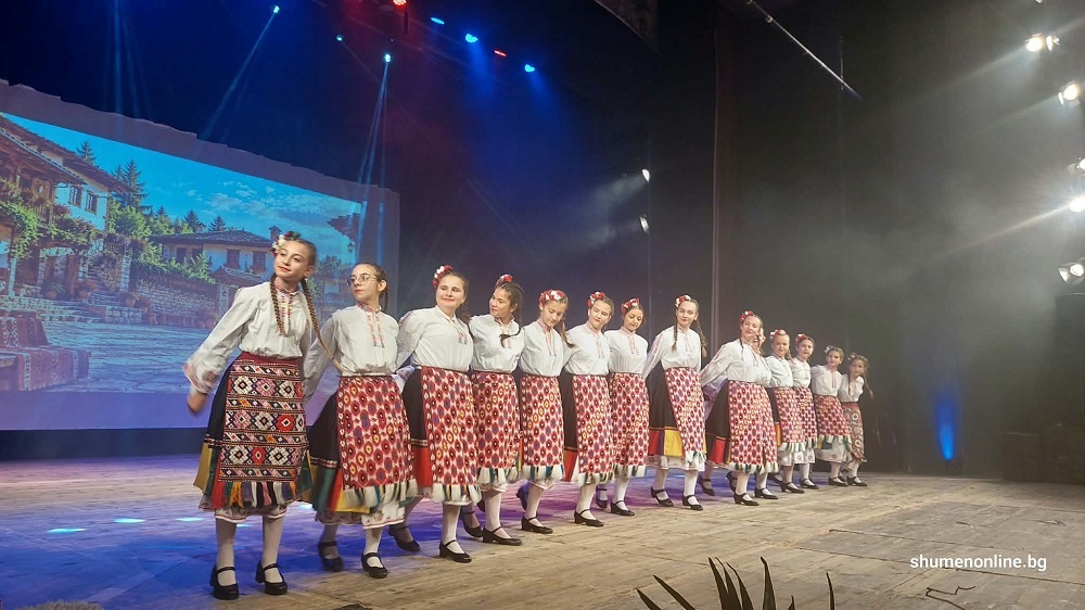 Ритъмът на фолклора ritamat folklora izyashtestvoto baleta zavlady 1 2026 новините от българия среща между традицията и съвременното изкуство, между нежността и енергията, между детския порив и майсторството на... Ритъмът на фолклора и изяществото на балета завладяха шумен 2026 българия новините balgarianovinite. Com 2026-10-19 19:49:11 ритъмът на фолклора ритъмът на фолклора и изяществото на балета завладяха шумен 2026 информационна агенция за разследваща журналистика и разследващ репортаж бургас, българия