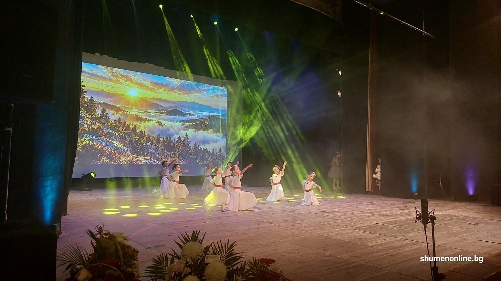 Ритъмът на фолклора ritamat folklora izyashtestvoto baleta zavlady 2 2026 новините от българия среща между традицията и съвременното изкуство, между нежността и енергията, между детския порив и майсторството на... Ритъмът на фолклора и изяществото на балета завладяха шумен 2026 българия новините balgarianovinite. Com 2026-10-19 19:49:11 ритъмът на фолклора ритъмът на фолклора и изяществото на балета завладяха шумен 2026 информационна агенция за разследваща журналистика и разследващ репортаж бургас, българия