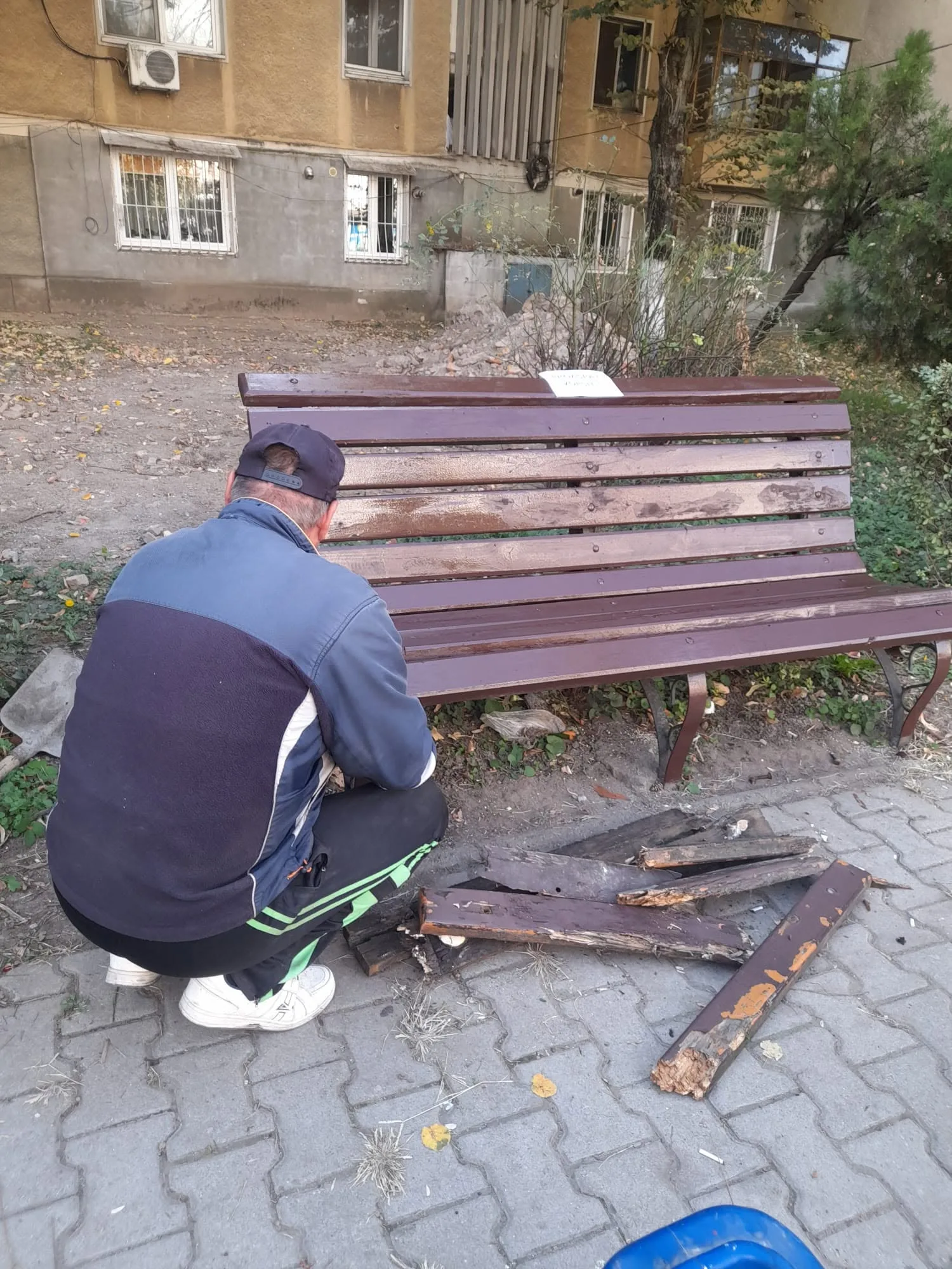 Служители от отдел „Поддръжка“ на дружеството „Местни услуги Гюргево“ ремонтират и обновяват елементите на градската и градинска мебел 2026