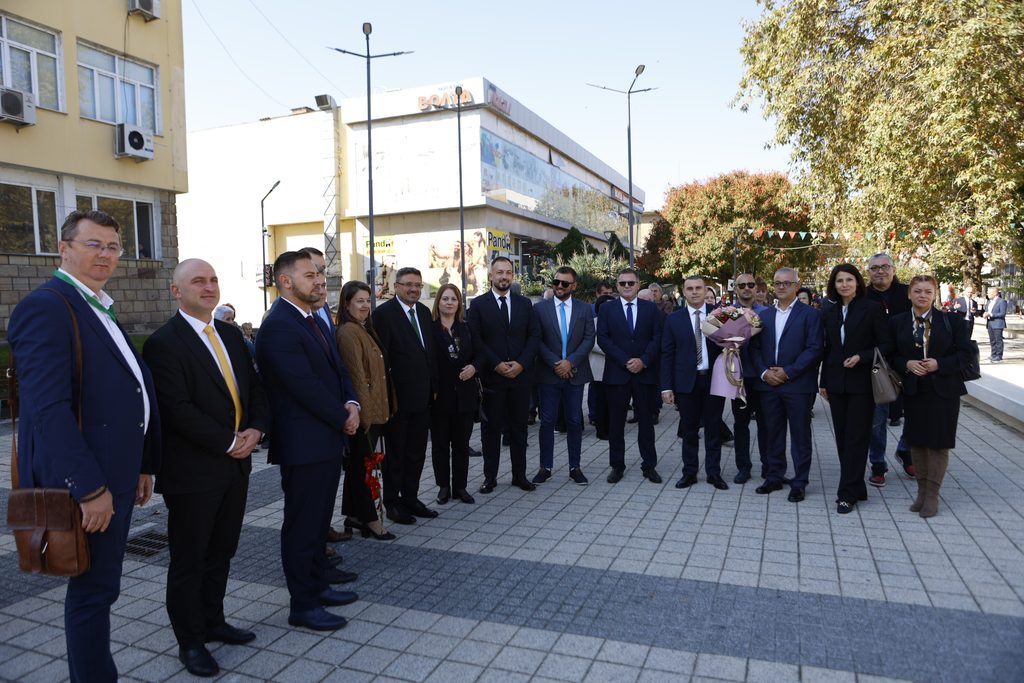 Свиленград посрещна кандидатпрезидентската svilengrad posreshtna kandidatprezidentskata d 22 2026 новините от българия свиленград посрещна кандидатпрезидентската двойка илияна йотова и кирил вълчев. По време на срещата, която... Свиленград посрещна кандидатпрезидентската двойка илияна йотова и кирил вълчев 2026 българия новините balgarianovinite. Com 2026-10-21 12:46:58 свиленград посрещна кандидатпрезидентската свиленград посрещна кандидатпрезидентската двойка илияна йотова и кирил вълчев 2026 информационна агенция за разследваща журналистика и разследващ репортаж бургас, българия