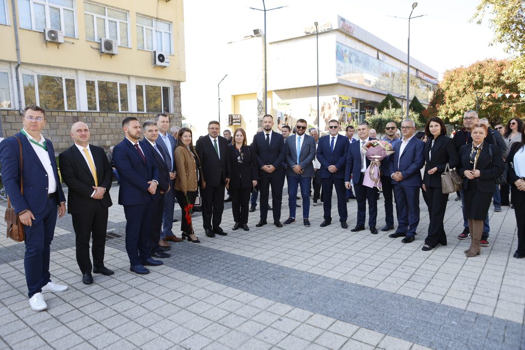 Свиленград посрещна кандидатпрезидентската svilengrad posreshtna kandidatprezidentskata d 23 2026 новините от българия свиленград посрещна кандидатпрезидентската двойка илияна йотова и кирил вълчев. По време на срещата, която... Свиленград посрещна кандидатпрезидентската двойка илияна йотова и кирил вълчев 2026 българия новините balgarianovinite. Com 2026-10-21 12:46:58 свиленград посрещна кандидатпрезидентската свиленград посрещна кандидатпрезидентската двойка илияна йотова и кирил вълчев 2026 информационна агенция за разследваща журналистика и разследващ репортаж бургас, българия