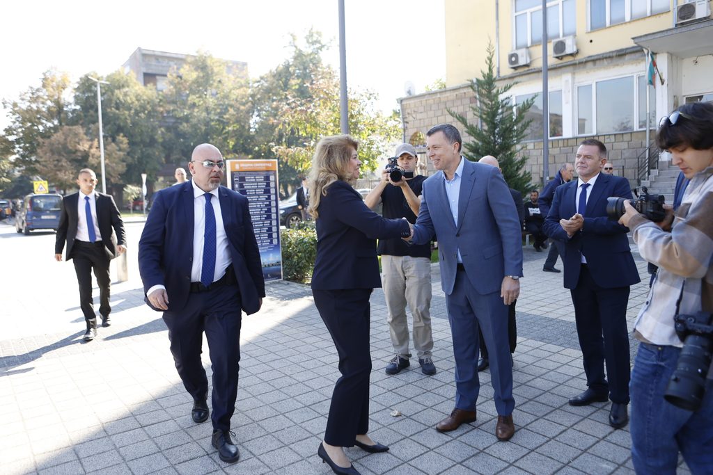 Свиленград посрещна кандидатпрезидентската svilengrad posreshtna kandidatprezidentskata d 24 2026 новините от българия свиленград посрещна кандидатпрезидентската двойка илияна йотова и кирил вълчев. По време на срещата, която... Свиленград посрещна кандидатпрезидентската двойка илияна йотова и кирил вълчев 2026 българия новините balgarianovinite. Com 2026-10-21 12:46:58 свиленград посрещна кандидатпрезидентската свиленград посрещна кандидатпрезидентската двойка илияна йотова и кирил вълчев 2026 информационна агенция за разследваща журналистика и разследващ репортаж бургас, българия