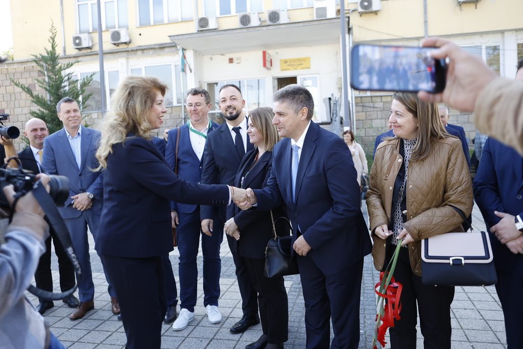 Свиленград посрещна кандидатпрезидентската svilengrad posreshtna kandidatprezidentskata d 25 2026 новините от българия свиленград посрещна кандидатпрезидентската двойка илияна йотова и кирил вълчев. По време на срещата, която... Свиленград посрещна кандидатпрезидентската двойка илияна йотова и кирил вълчев 2026 българия новините balgarianovinite. Com 2026-10-21 12:46:58 свиленград посрещна кандидатпрезидентската свиленград посрещна кандидатпрезидентската двойка илияна йотова и кирил вълчев 2026 информационна агенция за разследваща журналистика и разследващ репортаж бургас, българия