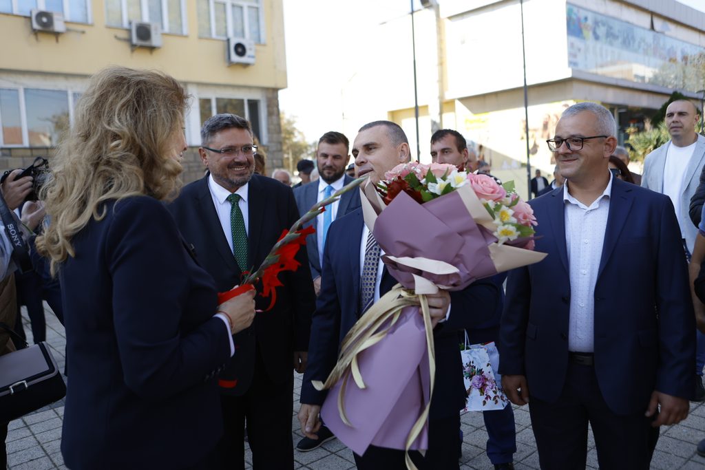 Свиленград посрещна кандидатпрезидентската svilengrad posreshtna kandidatprezidentskata d 26 2026 новините от българия свиленград посрещна кандидатпрезидентската двойка илияна йотова и кирил вълчев. По време на срещата, която... Свиленград посрещна кандидатпрезидентската двойка илияна йотова и кирил вълчев 2026 българия новините balgarianovinite. Com 2026-10-21 12:46:58 свиленград посрещна кандидатпрезидентската свиленград посрещна кандидатпрезидентската двойка илияна йотова и кирил вълчев 2026 информационна агенция за разследваща журналистика и разследващ репортаж бургас, българия