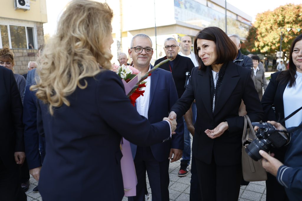 Свиленград посрещна кандидатпрезидентската svilengrad posreshtna kandidatprezidentskata d 27 2026 новините от българия свиленград посрещна кандидатпрезидентската двойка илияна йотова и кирил вълчев. По време на срещата, която... Свиленград посрещна кандидатпрезидентската двойка илияна йотова и кирил вълчев 2026 българия новините balgarianovinite. Com 2026-10-21 12:46:58 свиленград посрещна кандидатпрезидентската свиленград посрещна кандидатпрезидентската двойка илияна йотова и кирил вълчев 2026 информационна агенция за разследваща журналистика и разследващ репортаж бургас, българия