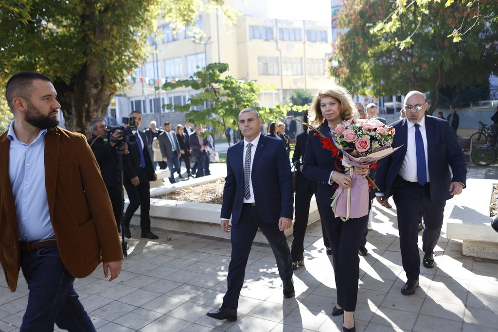 Свиленград посрещна кандидатпрезидентската svilengrad posreshtna kandidatprezidentskata d 29 2026 новините от българия свиленград посрещна кандидатпрезидентската двойка илияна йотова и кирил вълчев. По време на срещата, която... Свиленград посрещна кандидатпрезидентската двойка илияна йотова и кирил вълчев 2026 българия новините balgarianovinite. Com 2026-10-21 12:46:58 свиленград посрещна кандидатпрезидентската свиленград посрещна кандидатпрезидентската двойка илияна йотова и кирил вълчев 2026 информационна агенция за разследваща журналистика и разследващ репортаж бургас, българия