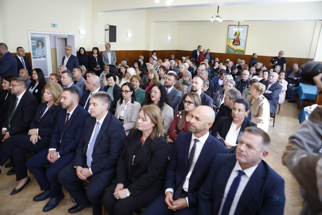 Свиленград посрещна кандидатпрезидентската svilengrad posreshtna kandidatprezidentskata d 30 2026 новините от българия свиленград посрещна кандидатпрезидентската двойка илияна йотова и кирил вълчев. По време на срещата, която... Свиленград посрещна кандидатпрезидентската двойка илияна йотова и кирил вълчев 2026 българия новините balgarianovinite. Com 2026-10-21 12:46:58 свиленград посрещна кандидатпрезидентската свиленград посрещна кандидатпрезидентската двойка илияна йотова и кирил вълчев 2026 информационна агенция за разследваща журналистика и разследващ репортаж бургас, българия