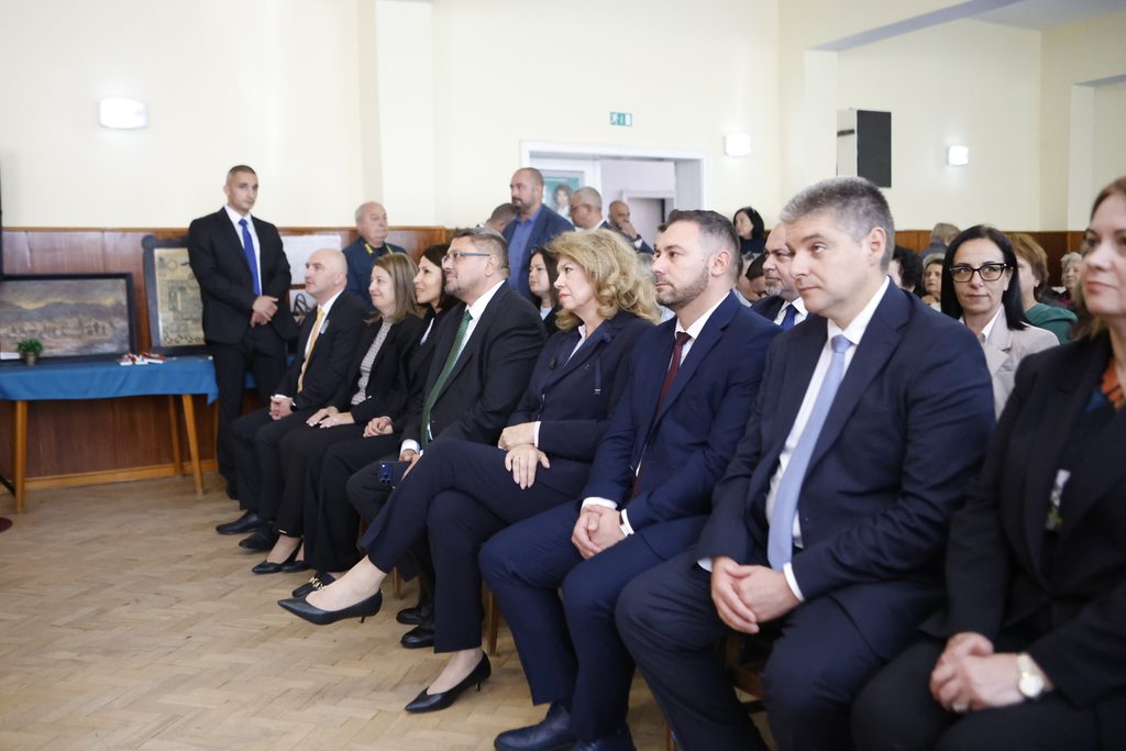 Свиленград посрещна кандидатпрезидентската svilengrad posreshtna kandidatprezidentskata d 31 2026 новините от българия свиленград посрещна кандидатпрезидентската двойка илияна йотова и кирил вълчев. По време на срещата, която... Свиленград посрещна кандидатпрезидентската двойка илияна йотова и кирил вълчев 2026 българия новините balgarianovinite. Com 2026-10-21 12:46:58 свиленград посрещна кандидатпрезидентската свиленград посрещна кандидатпрезидентската двойка илияна йотова и кирил вълчев 2026 информационна агенция за разследваща журналистика и разследващ репортаж бургас, българия