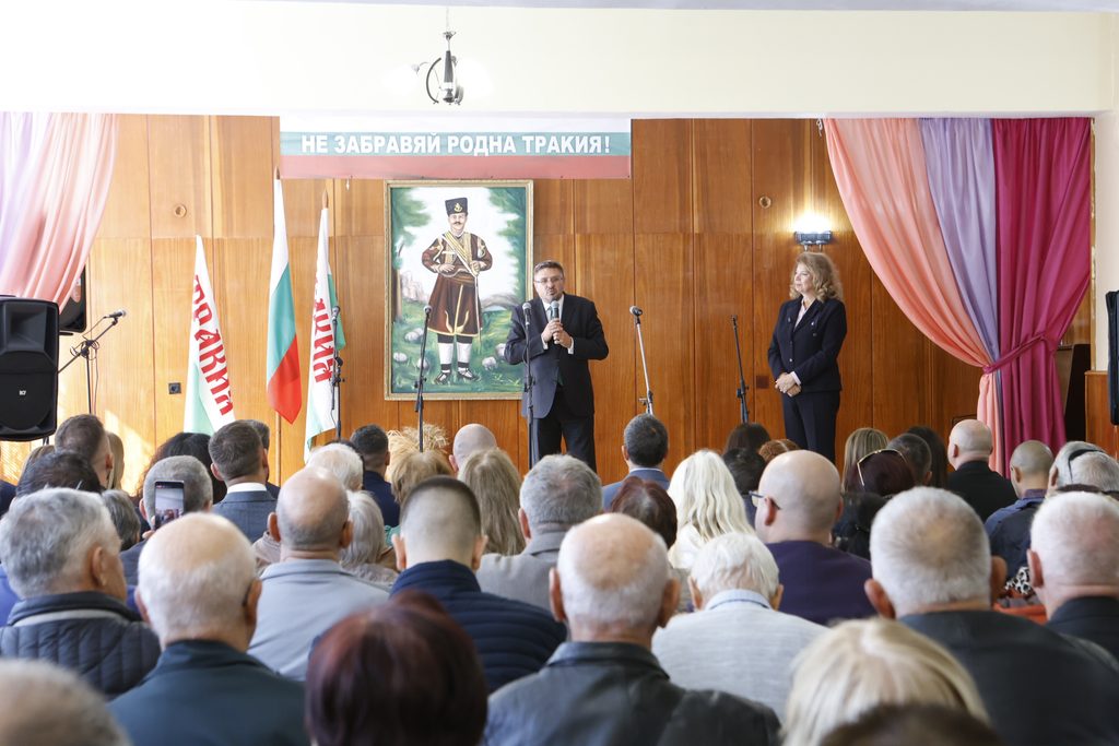 Свиленград посрещна кандидатпрезидентската svilengrad posreshtna kandidatprezidentskata d 32 2026 новините от българия свиленград посрещна кандидатпрезидентската двойка илияна йотова и кирил вълчев. По време на срещата, която... Свиленград посрещна кандидатпрезидентската двойка илияна йотова и кирил вълчев 2026 българия новините balgarianovinite. Com 2026-10-21 12:46:58 свиленград посрещна кандидатпрезидентската свиленград посрещна кандидатпрезидентската двойка илияна йотова и кирил вълчев 2026 информационна агенция за разследваща журналистика и разследващ репортаж бургас, българия