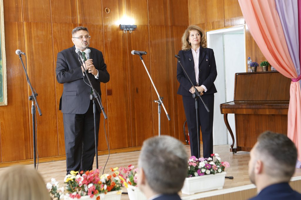 Свиленград посрещна кандидатпрезидентската svilengrad posreshtna kandidatprezidentskata d 33 2026 новините от българия свиленград посрещна кандидатпрезидентската двойка илияна йотова и кирил вълчев. По време на срещата, която... Свиленград посрещна кандидатпрезидентската двойка илияна йотова и кирил вълчев 2026 българия новините balgarianovinite. Com 2026-10-21 12:46:58 свиленград посрещна кандидатпрезидентската свиленград посрещна кандидатпрезидентската двойка илияна йотова и кирил вълчев 2026 информационна агенция за разследваща журналистика и разследващ репортаж бургас, българия