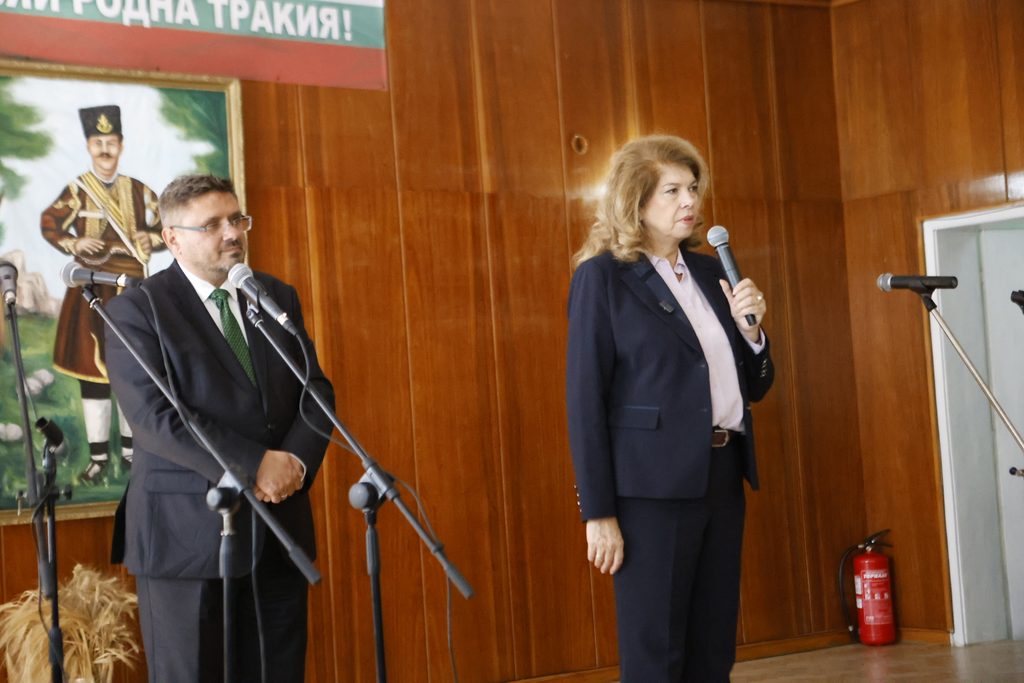 Свиленград посрещна кандидатпрезидентската svilengrad posreshtna kandidatprezidentskata d 36 2026 новините от българия свиленград посрещна кандидатпрезидентската двойка илияна йотова и кирил вълчев. По време на срещата, която... Свиленград посрещна кандидатпрезидентската двойка илияна йотова и кирил вълчев 2026 българия новините balgarianovinite. Com 2026-10-21 12:46:58 свиленград посрещна кандидатпрезидентската свиленград посрещна кандидатпрезидентската двойка илияна йотова и кирил вълчев 2026 информационна агенция за разследваща журналистика и разследващ репортаж бургас, българия