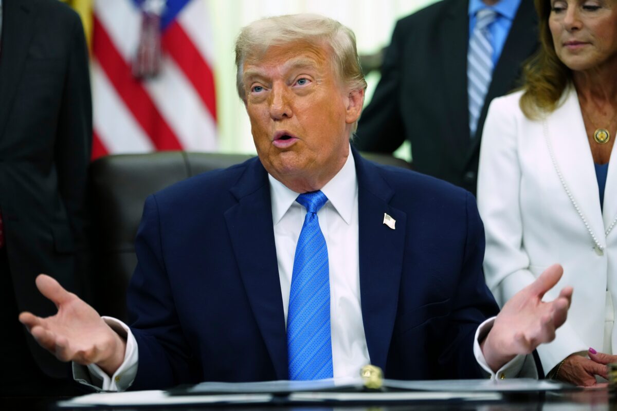 Trump in oval office
