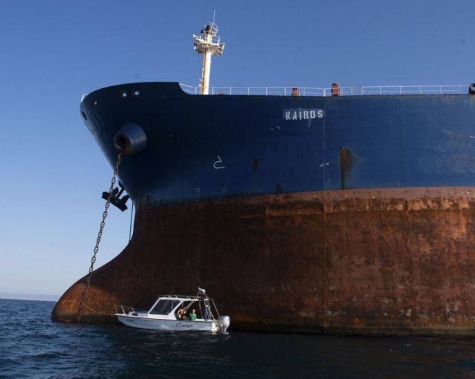 Водолази направиха оглед на танкера „Кайрос“, аварирал край Ахтопол (СНИМКИ) 2026