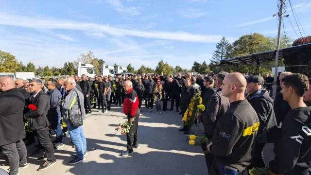 Поклонението пред собственика zapochna poklonenieto pred sobstvenika botev p 1 2026 новините от българия днес, около 10:30 часа, в ритуалната зала на траурен парк "север", започна поклонението пред собственика на ботев... Започна поклонението пред собственика на ботев (пловдив) илиян филипов 2026 българия новините balgarianovinite. Com 2026-10-07 09:39:03 поклонението пред собственика започна поклонението пред собственика на ботев (пловдив) илиян филипов 2026 информационна агенция за разследваща журналистика и разследващ репортаж бургас, българия